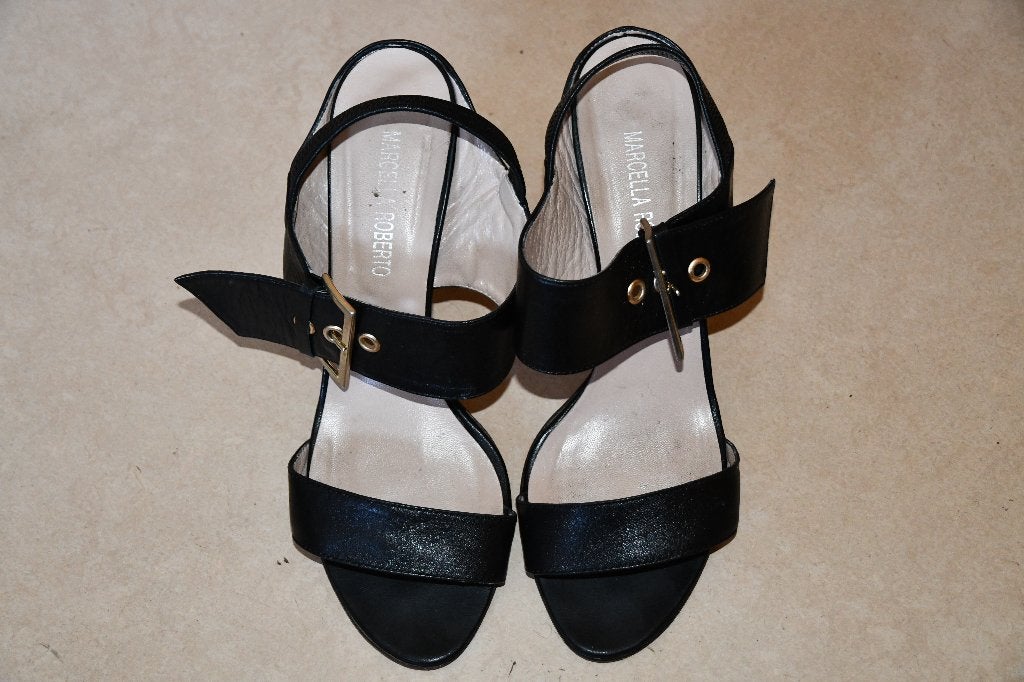 Zwarte sandalen met grote gesp - maat 44 - hak 10 cm, Kleding | Dames, Zwart, Zo goed als nieuw, Marcella Roberto, Sandalen of Muiltjes