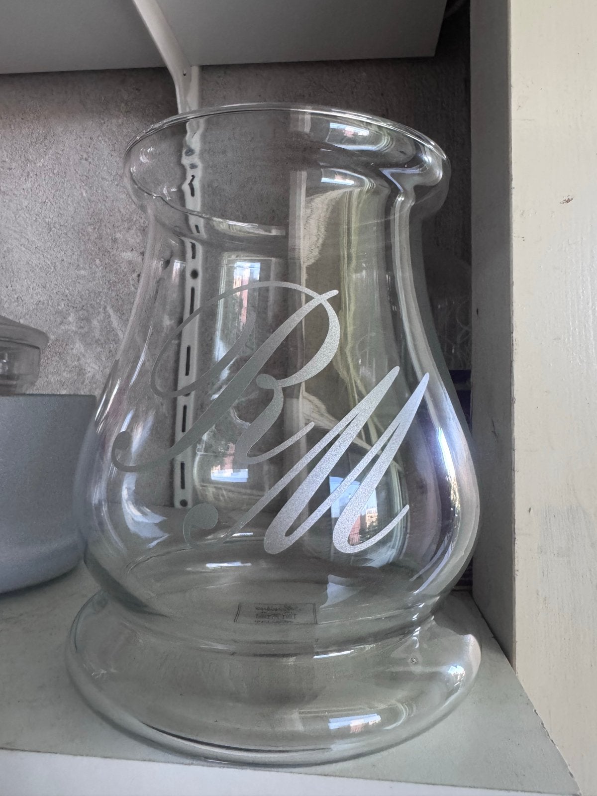 €12 Rivièra Maison Vaas / Windlicht met RM logo, Ophalen of Verzenden, Zo goed als nieuw, Overige kleuren, Glas