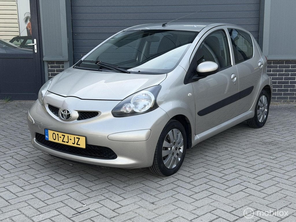 Toyota Aygo 1.0-12V Sport/ O. HISTORIE/ AIRCO/ 5 DEURS/ APK, Voorwielaandrijving, Gebruikt, 4 stoelen, Leder en Stof