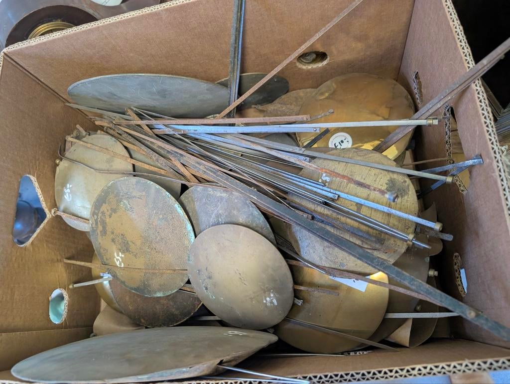 Antieke vouw slingers comtoise klokken. 5-10 €  per stuk, Ophalen