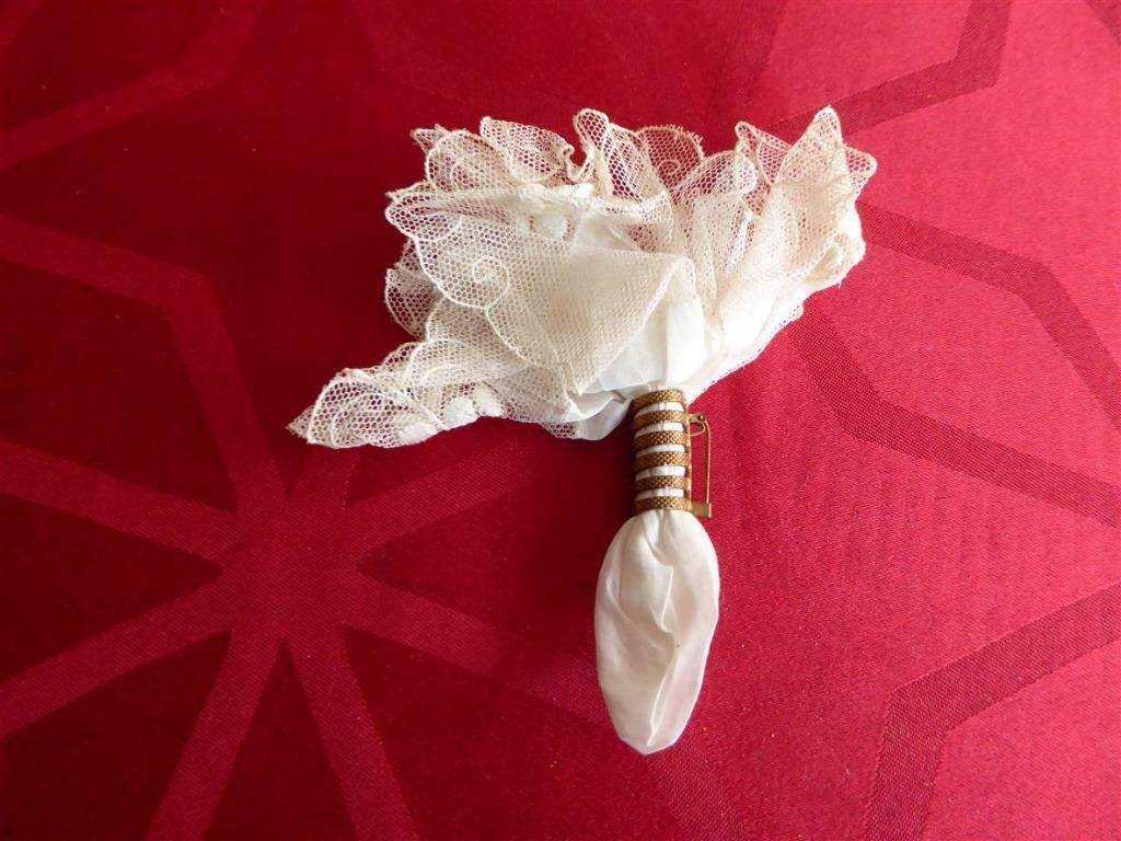 Broche., Overige materialen, 4 tot 7 cm, Gebruikt, Wit