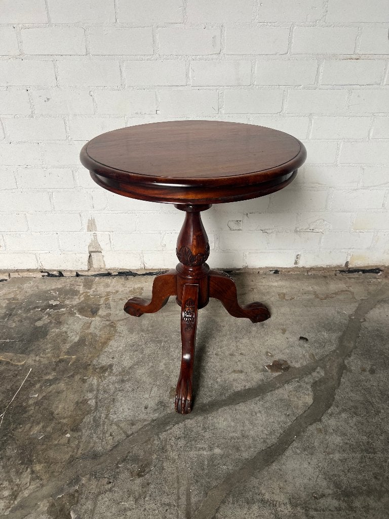 Klassieke ronde bijzettafel met sierlijk houtsnijwerk, Antiek en Kunst, Antiek | Meubels | Tafels, Ophalen of Verzenden