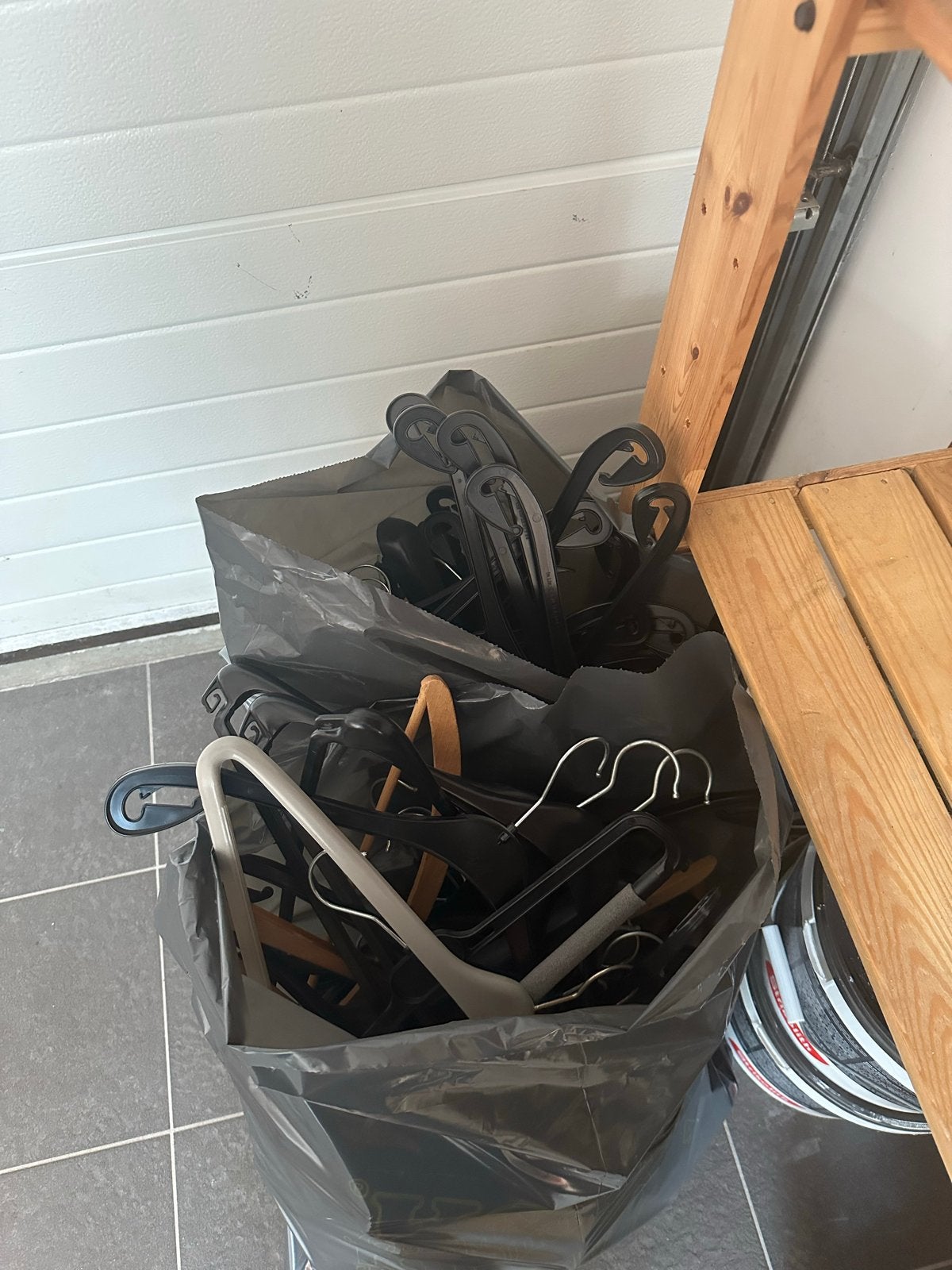 Grote partij kledinghangers (hout en plastic) - zsm ophalen, Ophalen, Gebruikt, Hout, Volwassenen