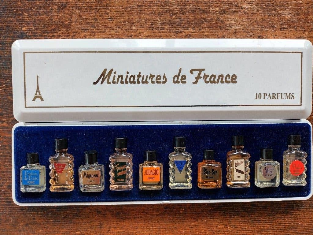 Doosje met 10 miniatuur flesjes parfum Parijs, Verzamelen, Parfumverzamelingen, Ophalen of Verzenden, Zo goed als nieuw, Miniatuur