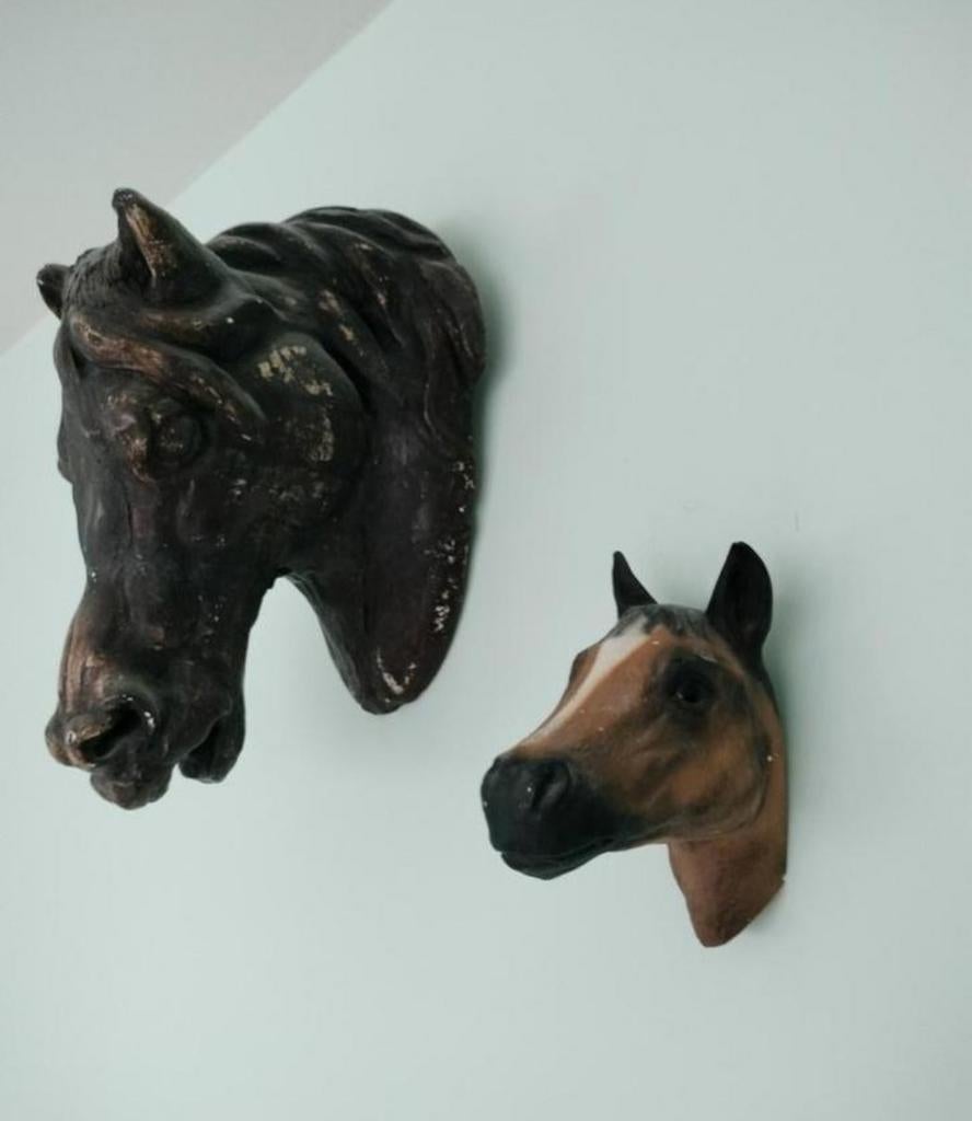Oude gipsen paardenhoofden voor aan de muur, Ophalen