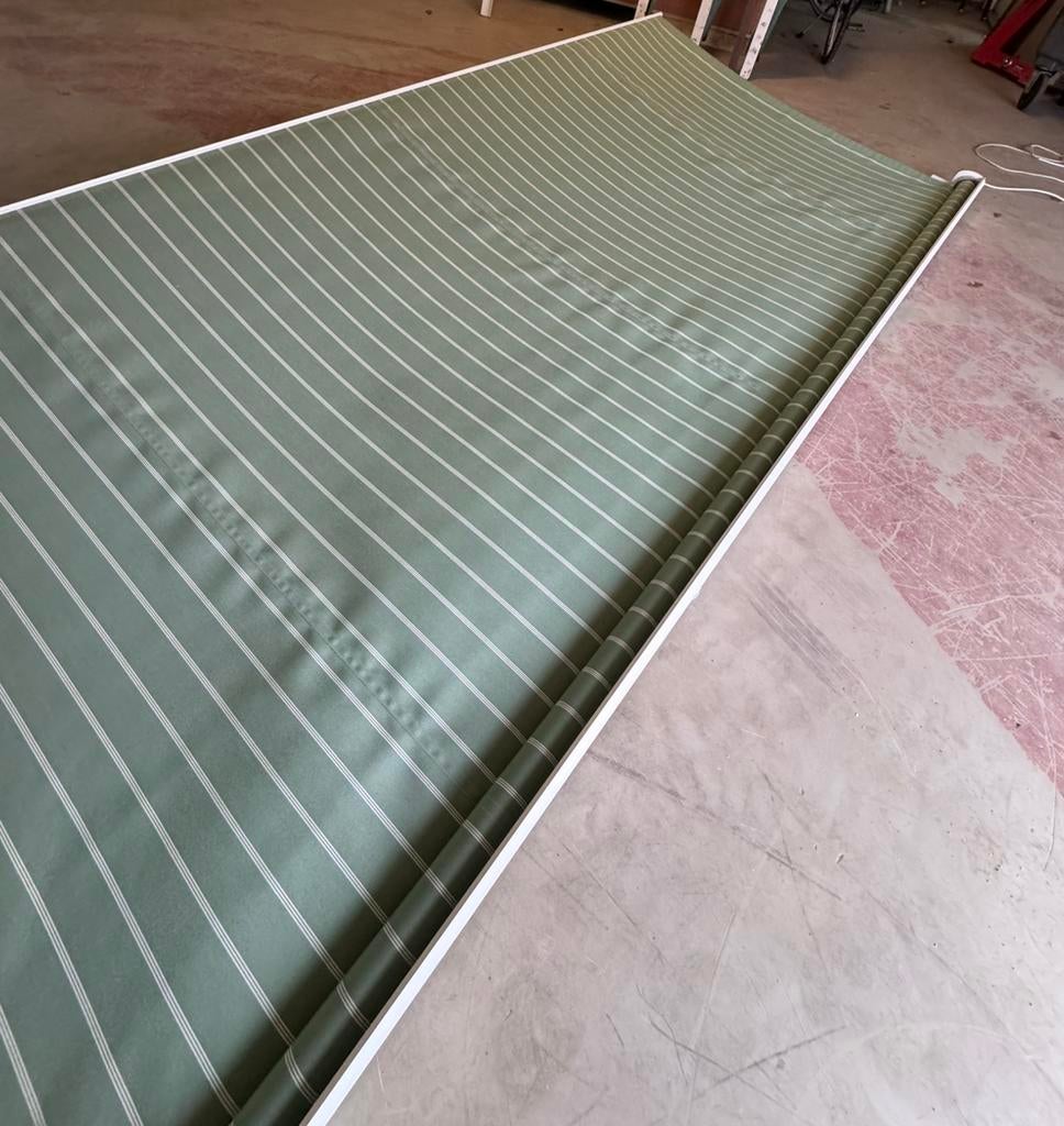 Elektrisch uitvalscherm breedte 3.80m x uitval 1.80m, Doe-het-zelf en Verbouw, Rolluiken, Zo goed als nieuw, 200 cm of meer, 200 cm of meer