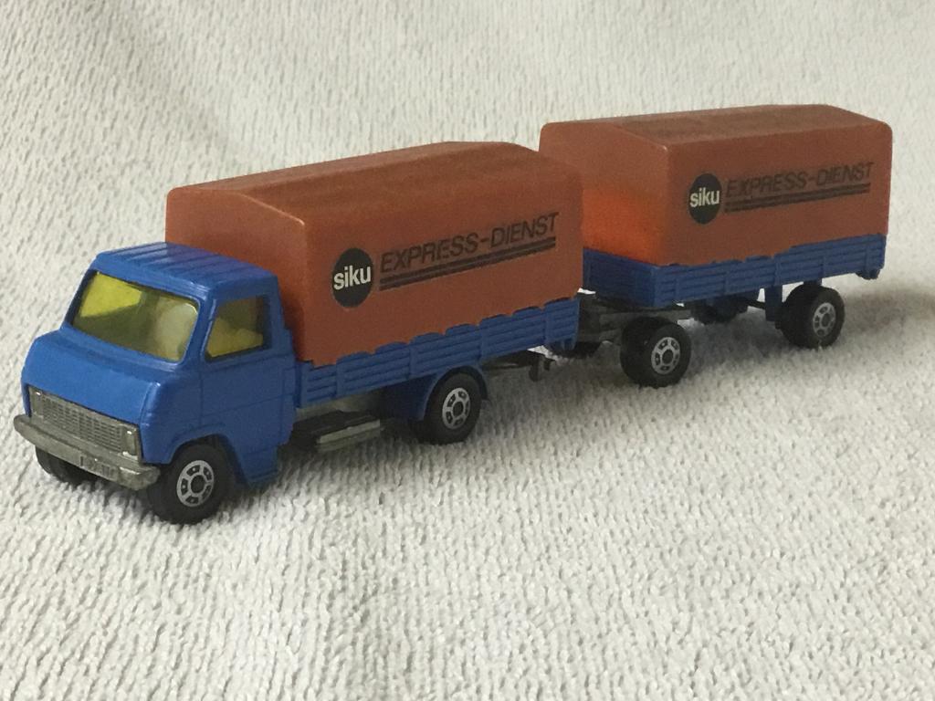 Hanomag Henschel vrachtwagen met aanhanger en huidjes, Ophalen of Verzenden, Zo goed als nieuw, Bus of Vrachtwagen, SIKU