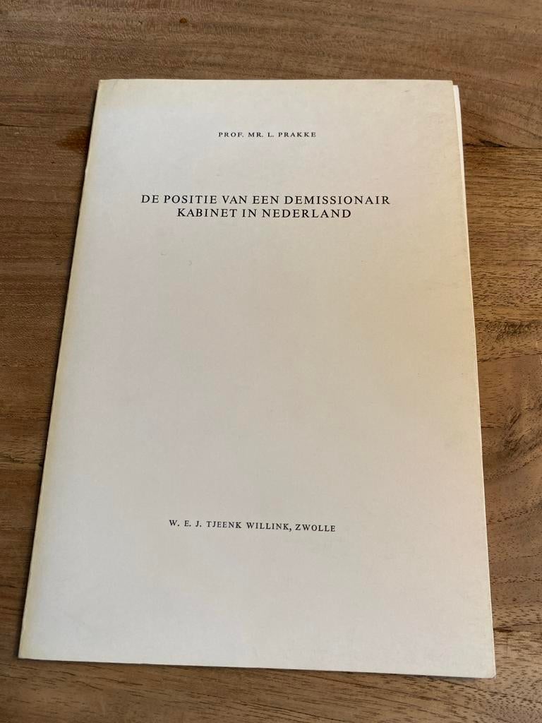 Demissionair Kabinet in Nederland - Prakke, Ophalen of Verzenden, Gelezen, Politiek en Staatkunde, Nederland