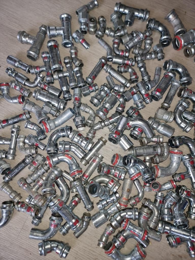 +/- 300 koppelingen  en kranen, Doe-het-zelf en Verbouw, Buizen en Afvoer, Overige materialen, Overige typen, Nieuw, Minder dan 2 meter