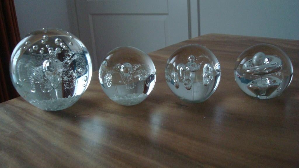 presse papier  glazen bollen, Antiek en Kunst, Antiek | Glas en Kristal, Ophalen of Verzenden