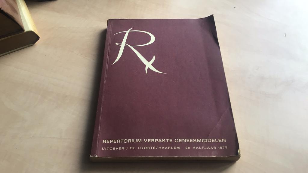 Repertorium verpakte geneesmiddelen 1975, Ophalen of Verzenden, Zo goed als nieuw