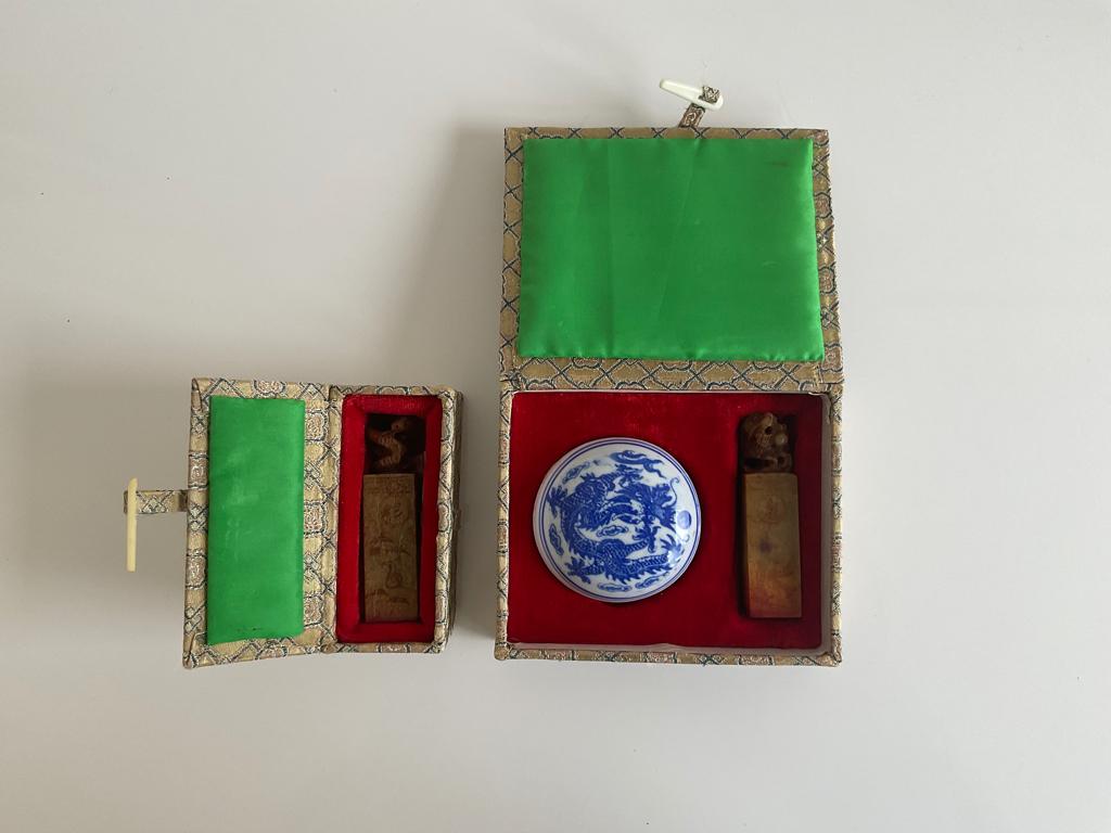 2 Chinese Stempels + porseleinen bakje Red Seal inkt pasta, Antiek en Kunst, Ophalen of Verzenden