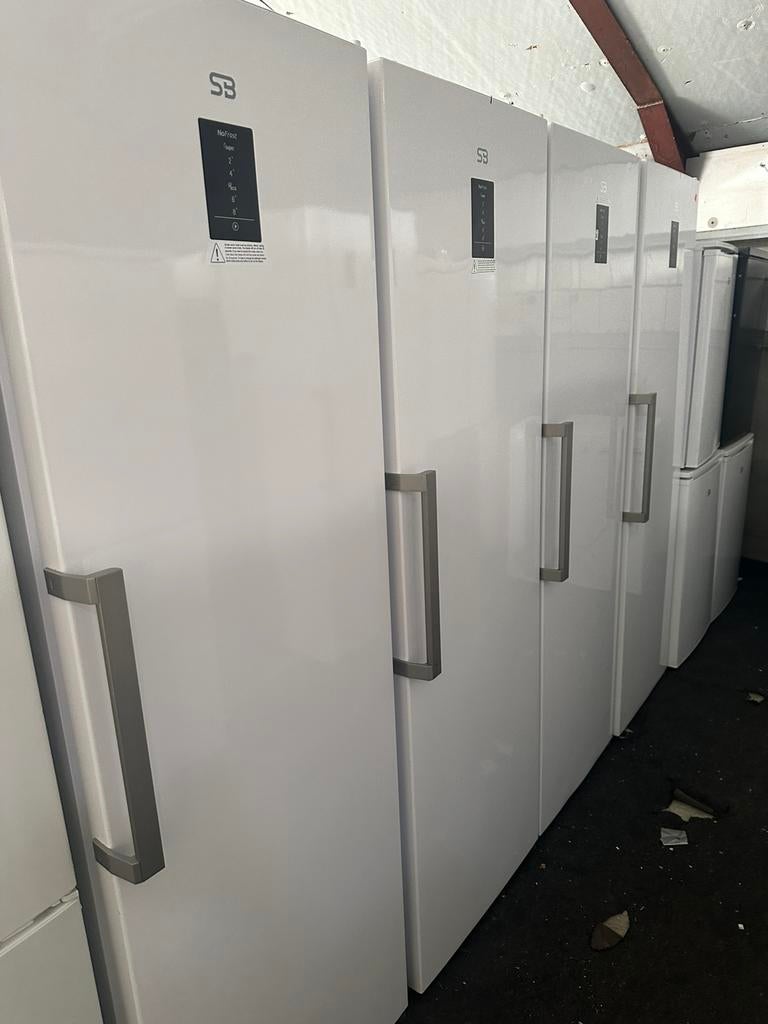 Kastmodel koeling B keuze. 186cm 390 liter energieklasse E, Zonder vriesvak, 200 liter of meer, Zo goed als nieuw, 45 tot 60 cm
