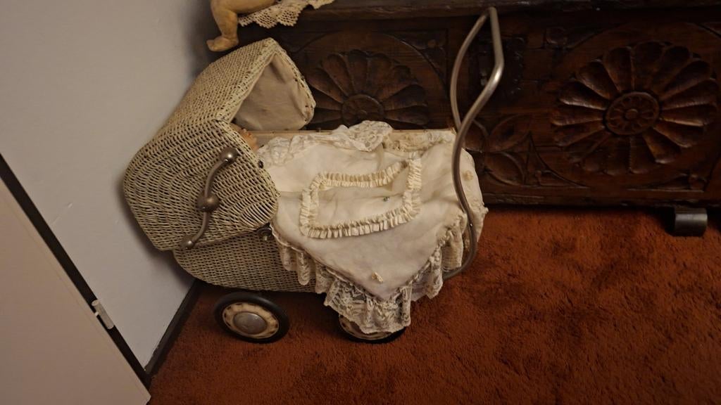 Antieke poppenwagen met pop en doopkleding, Antiek en Kunst, Antiek | Overige Antiek, Ophalen of Verzenden