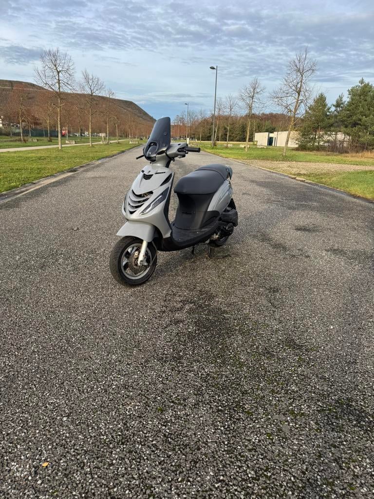 Piaggio zip 4 takt, Fietsen en Brommers, Scooters | Piaggio, Ophalen, Zip, Zo goed als nieuw, Benzine