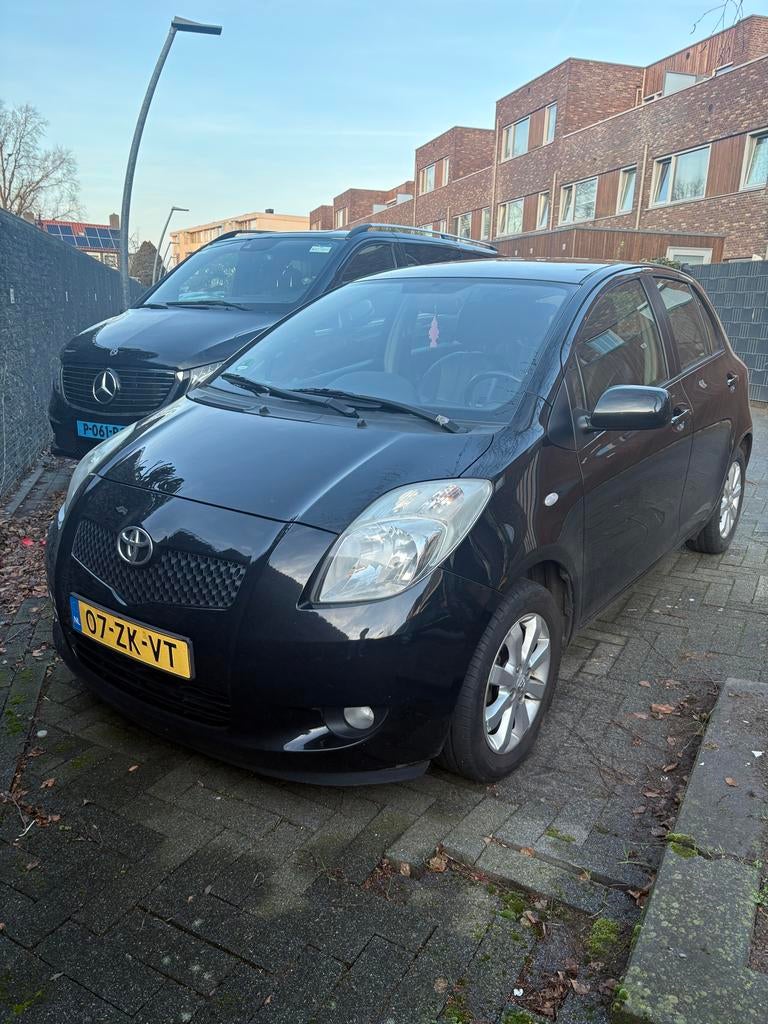 Toyota Yaris 1.3 16V Vvt-i 5DR 2008 Zwart, Auto's, Voorwielaandrijving, 40 €/maand, 4 cilinders, 995 kg