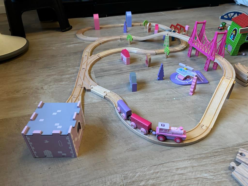 Houten Treinbaan, roze fairy town set + roze elek. trein, Ophalen, Zo goed als nieuw, Jongen of Meisje
