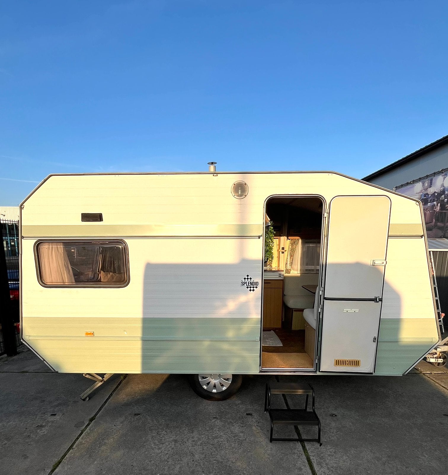 Caravan Chateau Grand Prix 424 Retro   Lichtgewicht bj1982, Caravans en Kamperen, Chateau, Koelkast, Particulier, 500 - 750 kg