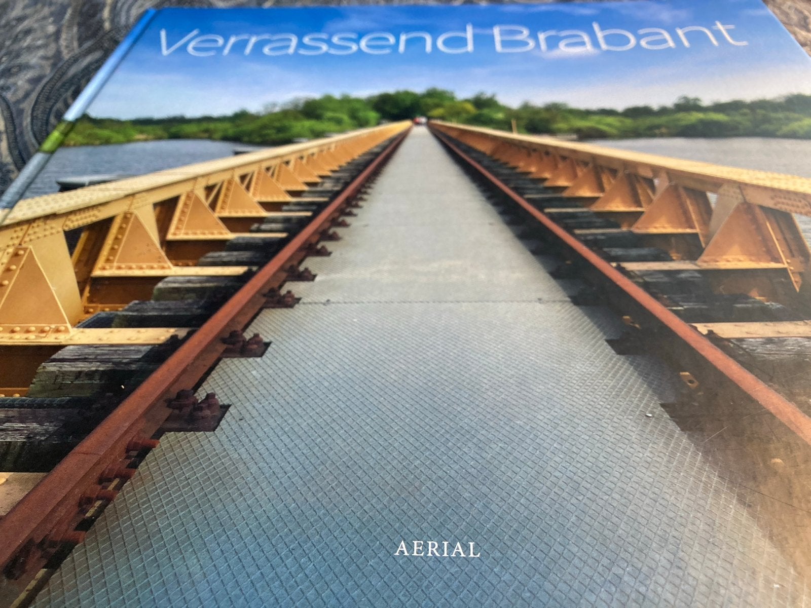 Verrassend Brabant - Verrassend Brabant, Ophalen of Verzenden, Zo goed als nieuw, Verrassend Brabant, Overige onderwerpen