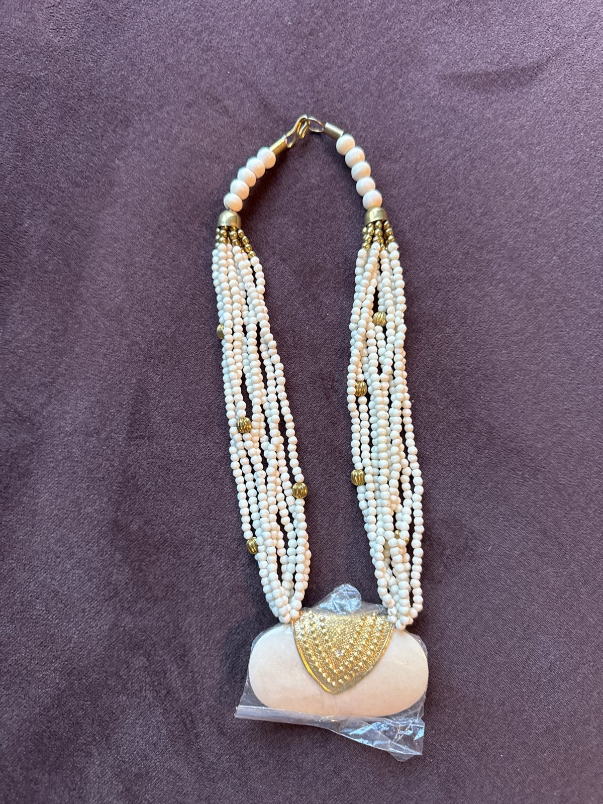 Elegante Witte Kralen Ketting met Gouden Hanger, Wit, Nieuw, Ophalen of Verzenden, Overige materialen