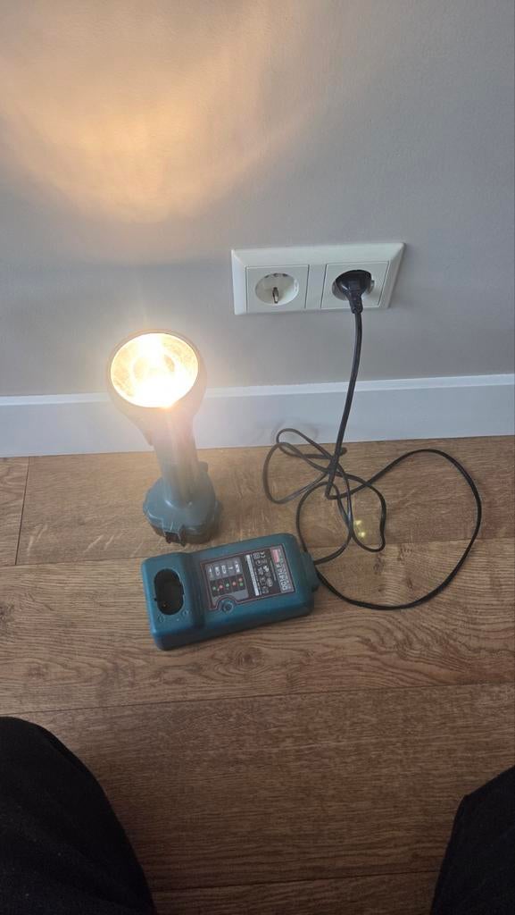 Makita lamp met lader en accu, Ophalen of Verzenden
