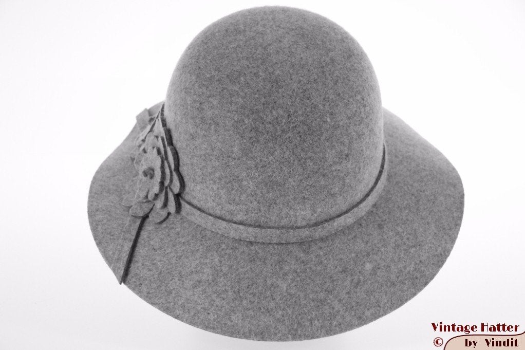 cloche Dameshoed grijs vilt met vilten bloemen 54-48 nieuw, Hoed, Hawkins, Nieuw, One size fits all