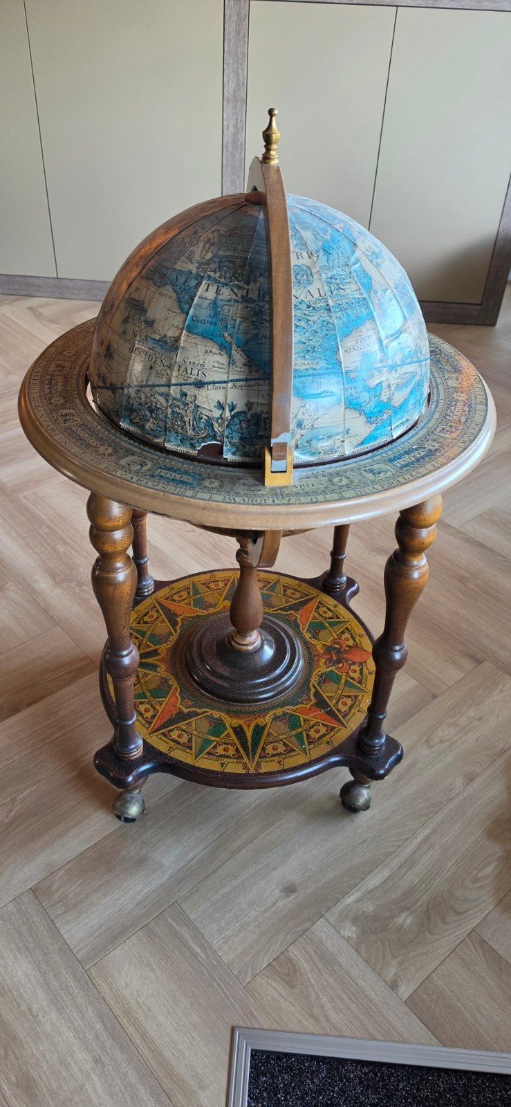 Antieke wereldbol bar op wielen - 56x56x96cm, Ophalen