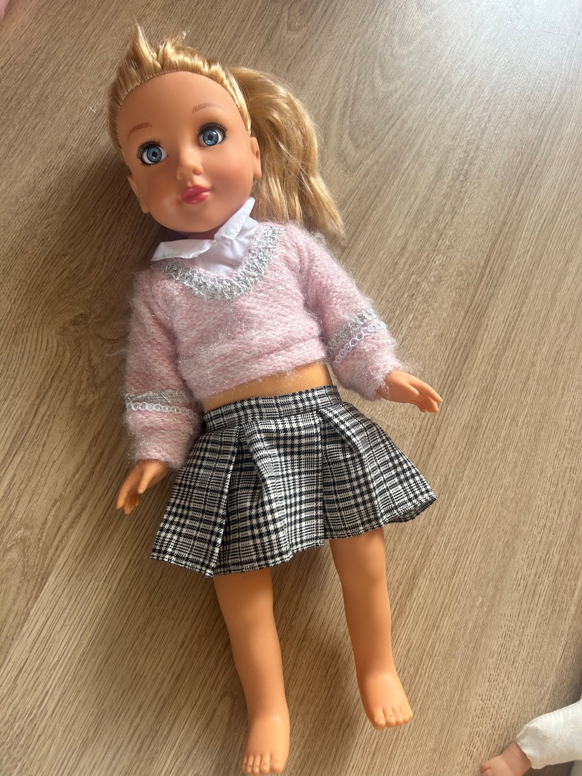 Leuke pop met blonde haren en roze trui, Ophalen of Verzenden, Zo goed als nieuw, Overige typen