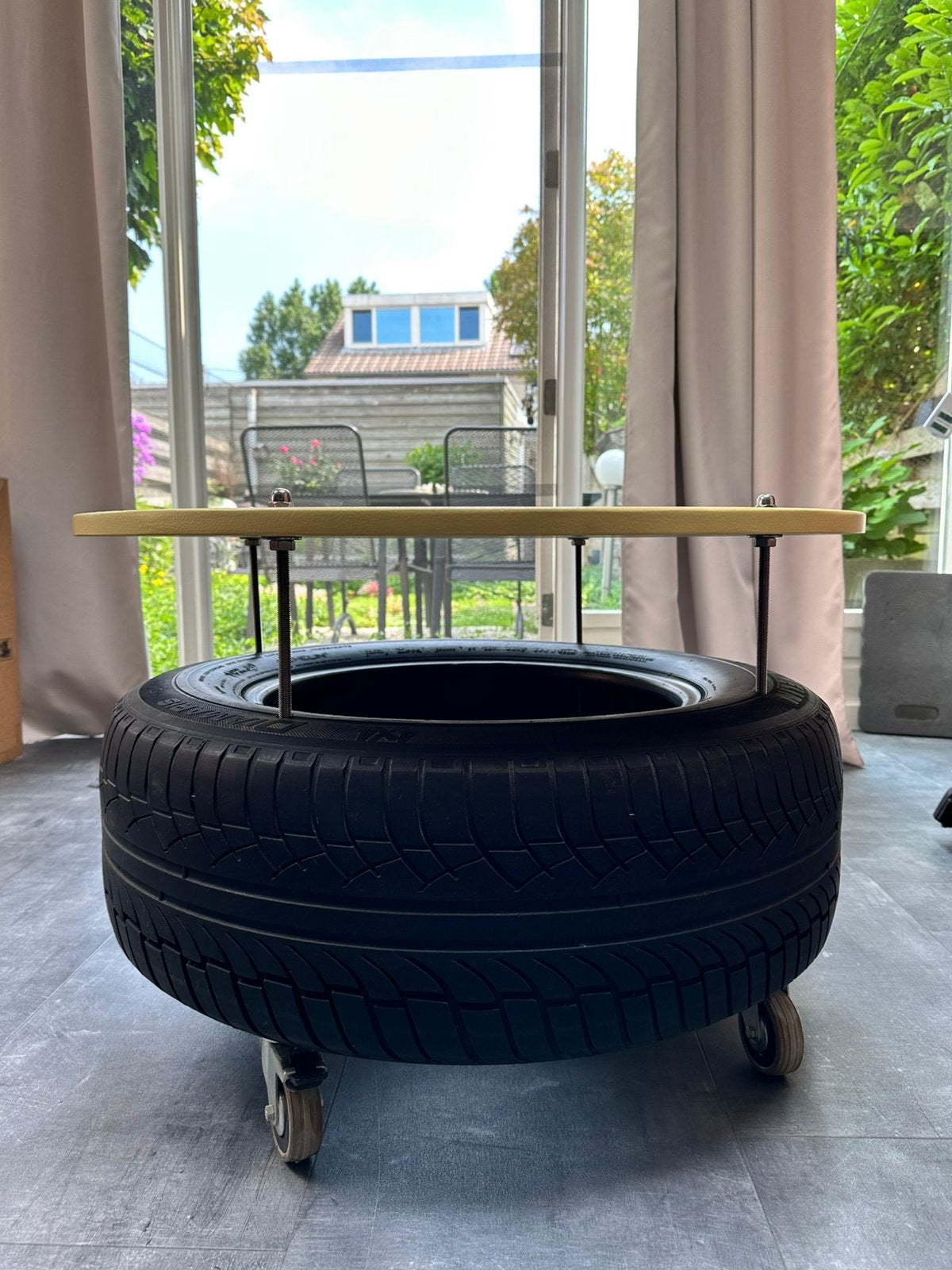 Tafel van autoband, Ophalen, Gebruikt, Overige materialen, 50 tot 75 cm