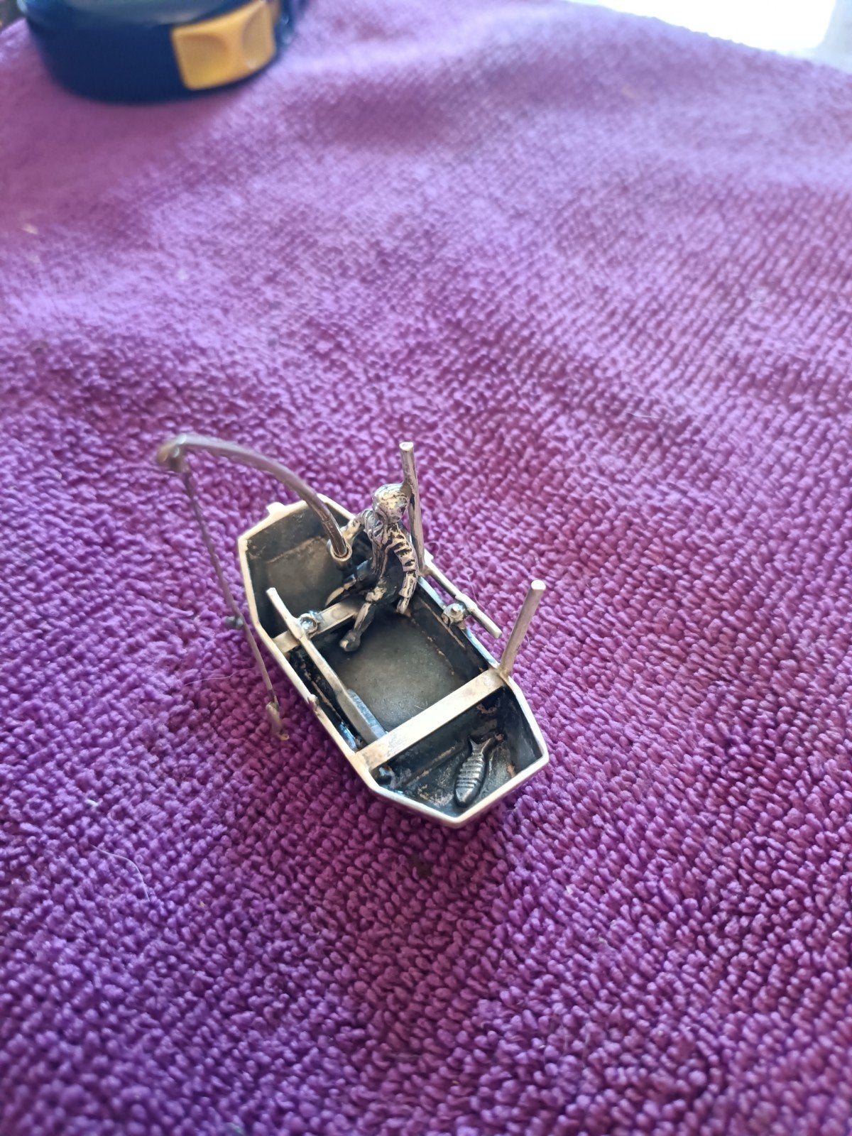 Zilveren miniatuur visser in roeiboot, Antiek en Kunst, Ophalen of Verzenden, Zilver