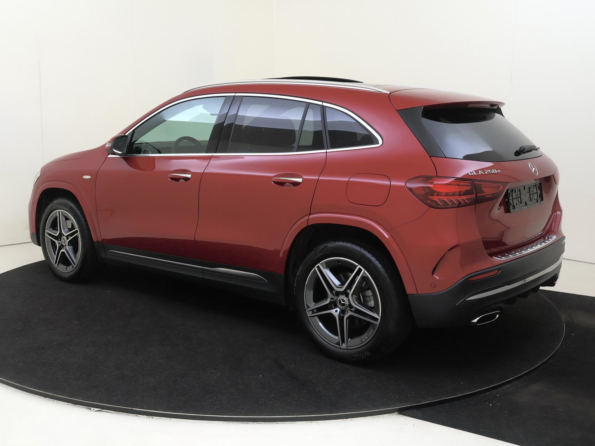 Mercedes-Benz GLA-klasse 250 e AMG Line / Panoramadak / Stoe, Auto's, Mercedes-Benz, 4 cilinders, 16 kWh, Leder en Stof, 163 pk