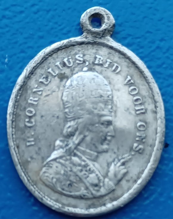 Devotiepenning H. Cornelius, bid voor ons, Postzegels en Munten, Penningen en Medailles, Verzenden, Overige materialen, Nederland