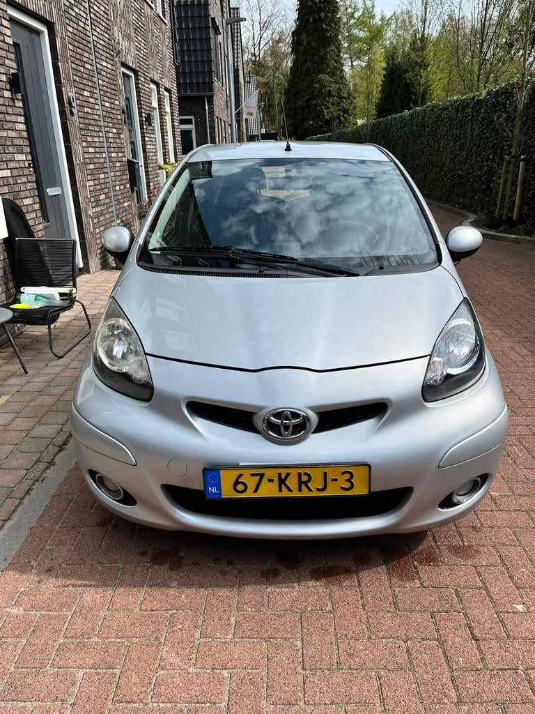 Toyota Aygo 1.0 12V Vvt-i 5DRS 2010 Grijs, Auto's, Toyota, Voorwielaandrijving, Stof, Airbags, 4 stoelen