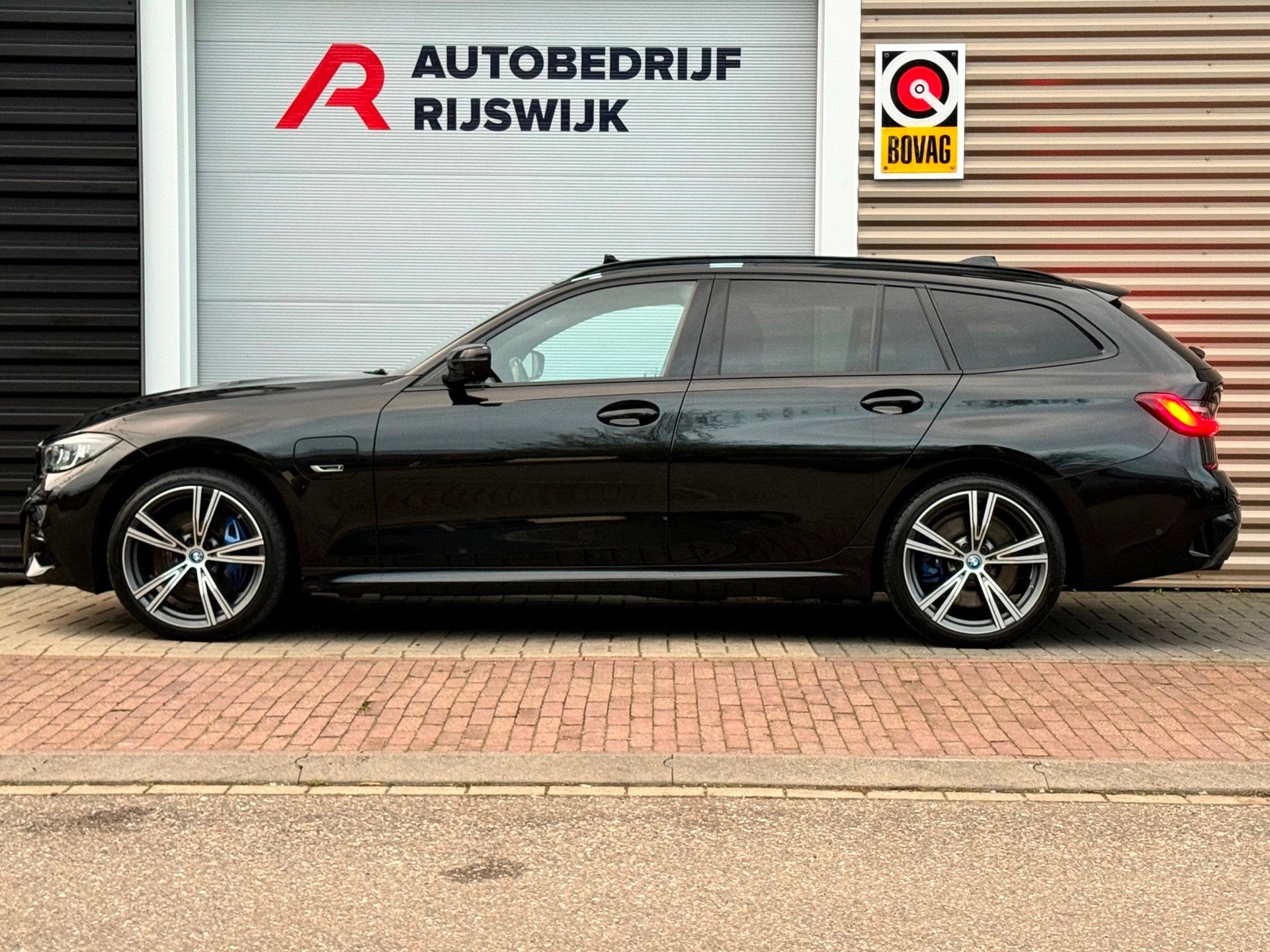 BMW 3-serie Touring 330e xDrive Business Edition Plus Carbon, Auto's, Gebruikt, Euro 6, 4 cilinders, 1865 kg