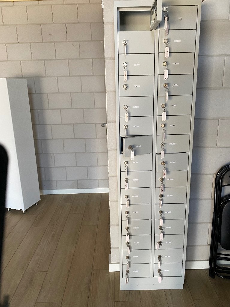 Lockerkast 30 kleine vakken met sleutels, Ophalen, Zo goed als nieuw, Industrieel