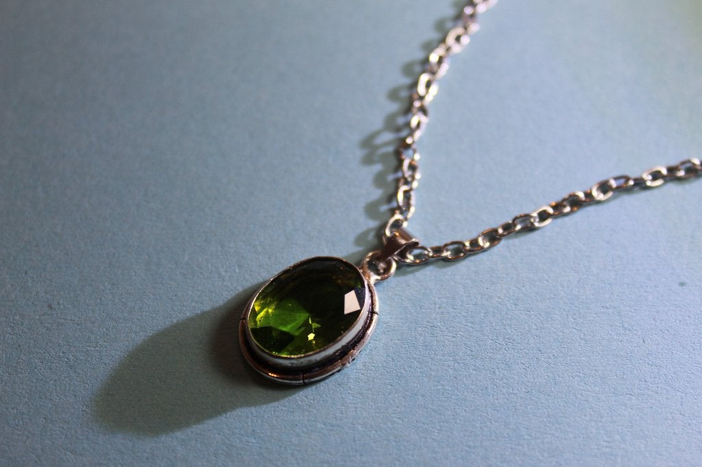 Peridoot kettinghanger met ketting - Groen geslepen steen, Ophalen of Verzenden, Zo goed als nieuw, Steen of Mineraal, Met edelsteen
