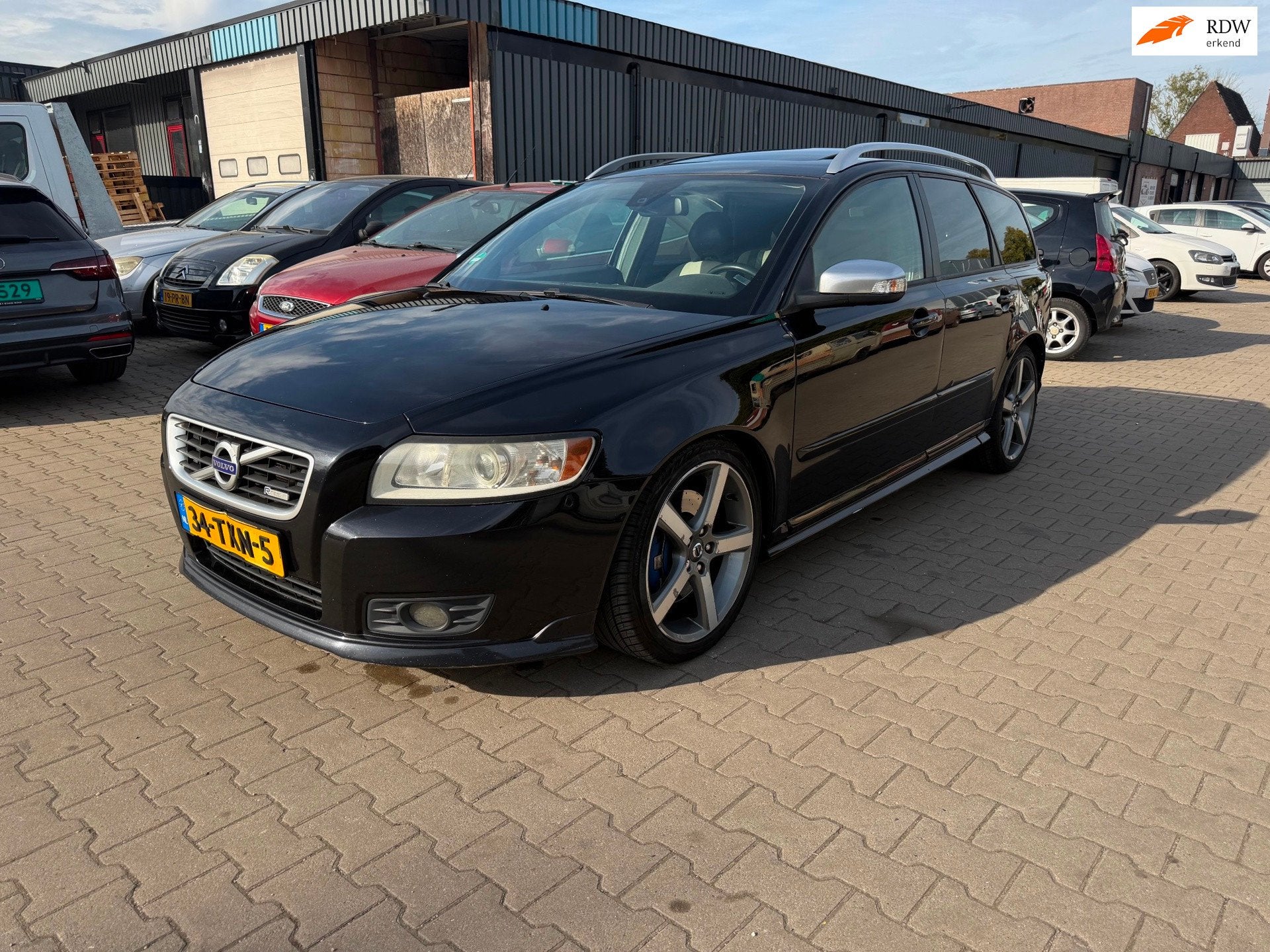 Volvo V50 2.4 D5 Momentum, Dealer onderhouden, Gebruikt, 1436 kg, Zwart