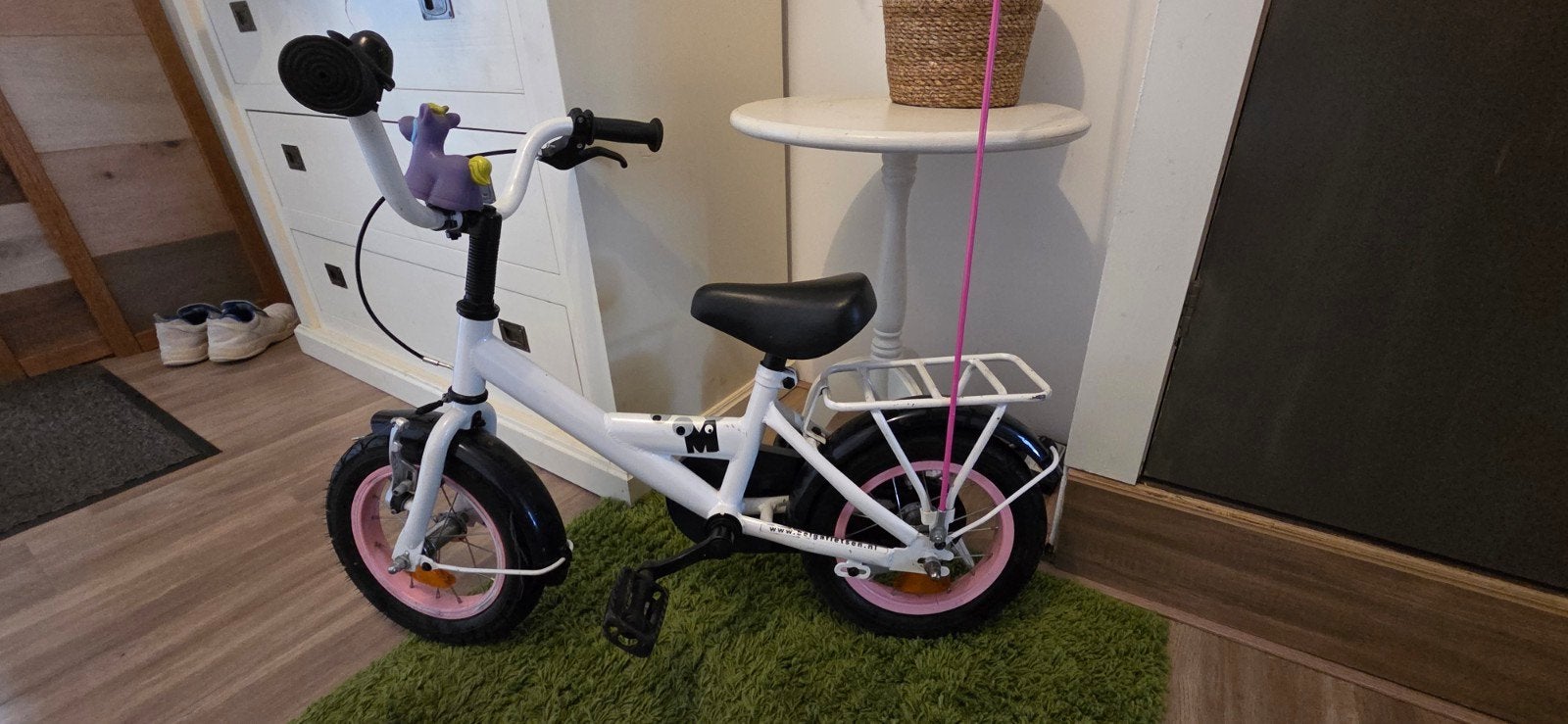 Kinderfietsje Little Miss wit met roze, zijwieltjes en vlag, Ophalen, Zijwieltjes, Gebruikt, Velgrem