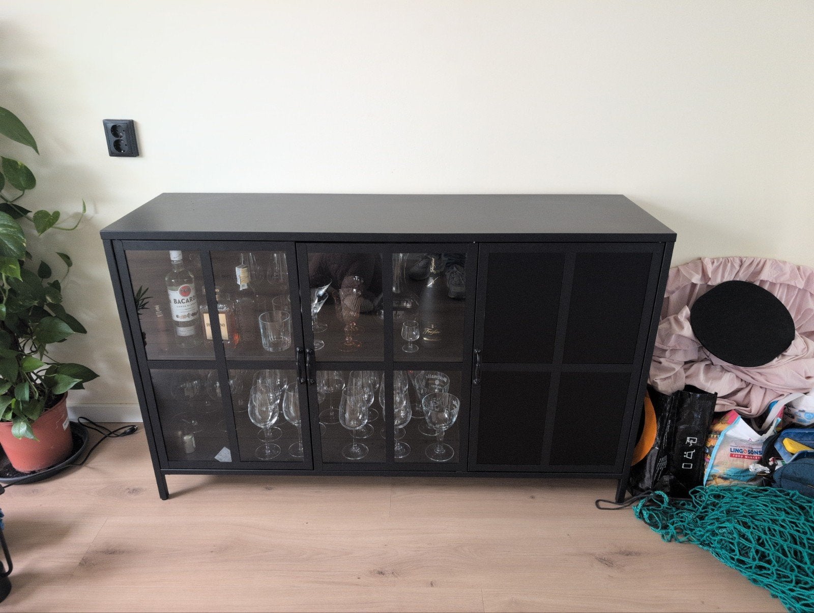 Mooi zwart mat dressoir - 140x84,5x40,5 cm, Huis en Inrichting, Kasten | Dressoirs, Overige materialen, Met deur(en), 100 tot 150 cm