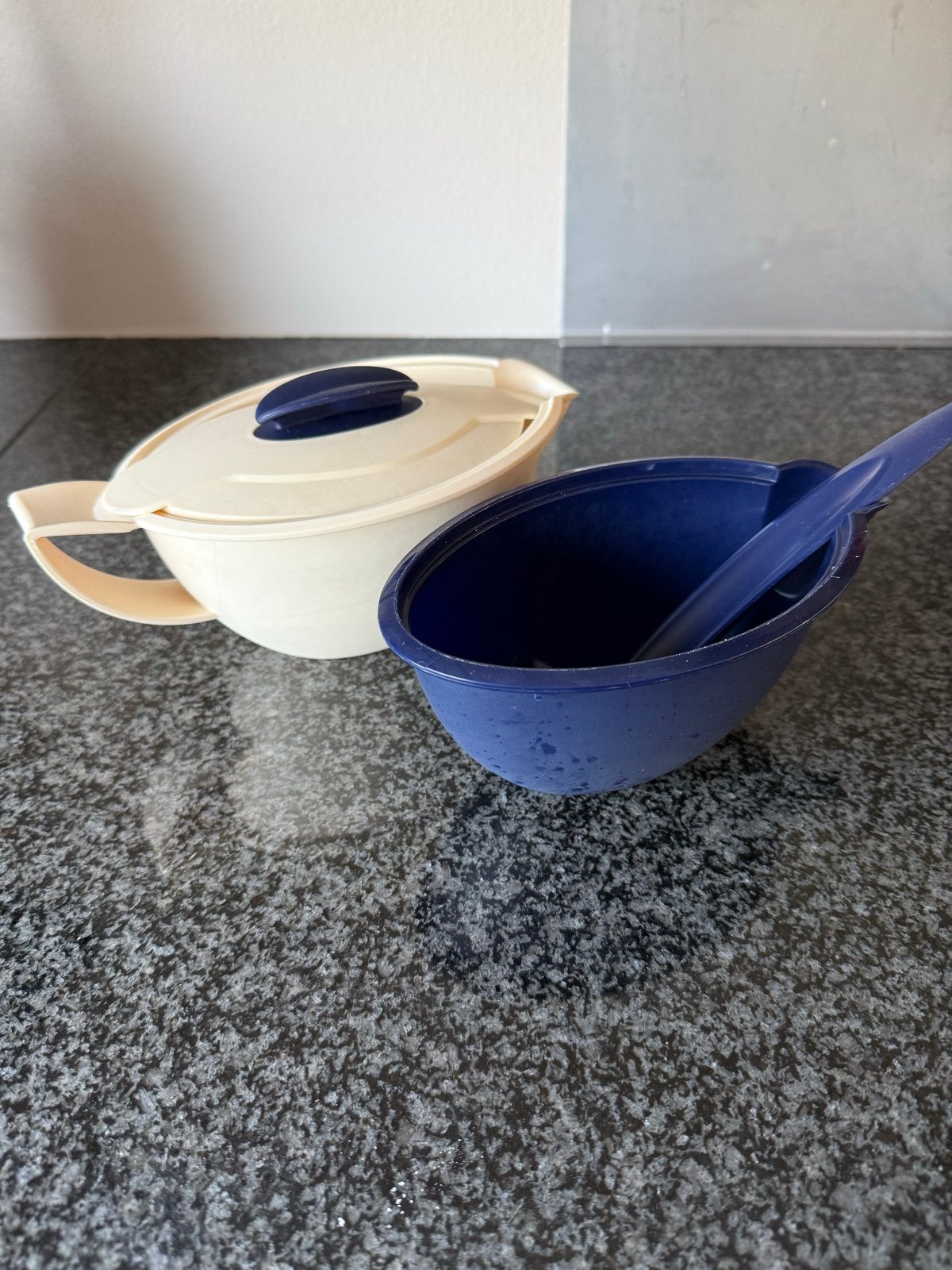 Tupperware Sauskom - Warmhoudkom met deksel en lepel, Gebruikt, Ophalen of Verzenden, Met deksel, Bak of Kom