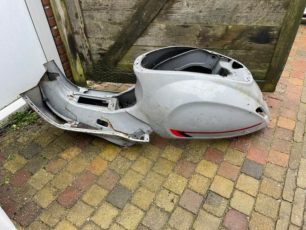 Vespa Sprint/primavera frame schade herstel kont + bodem, Motoren, Ophalen of Verzenden