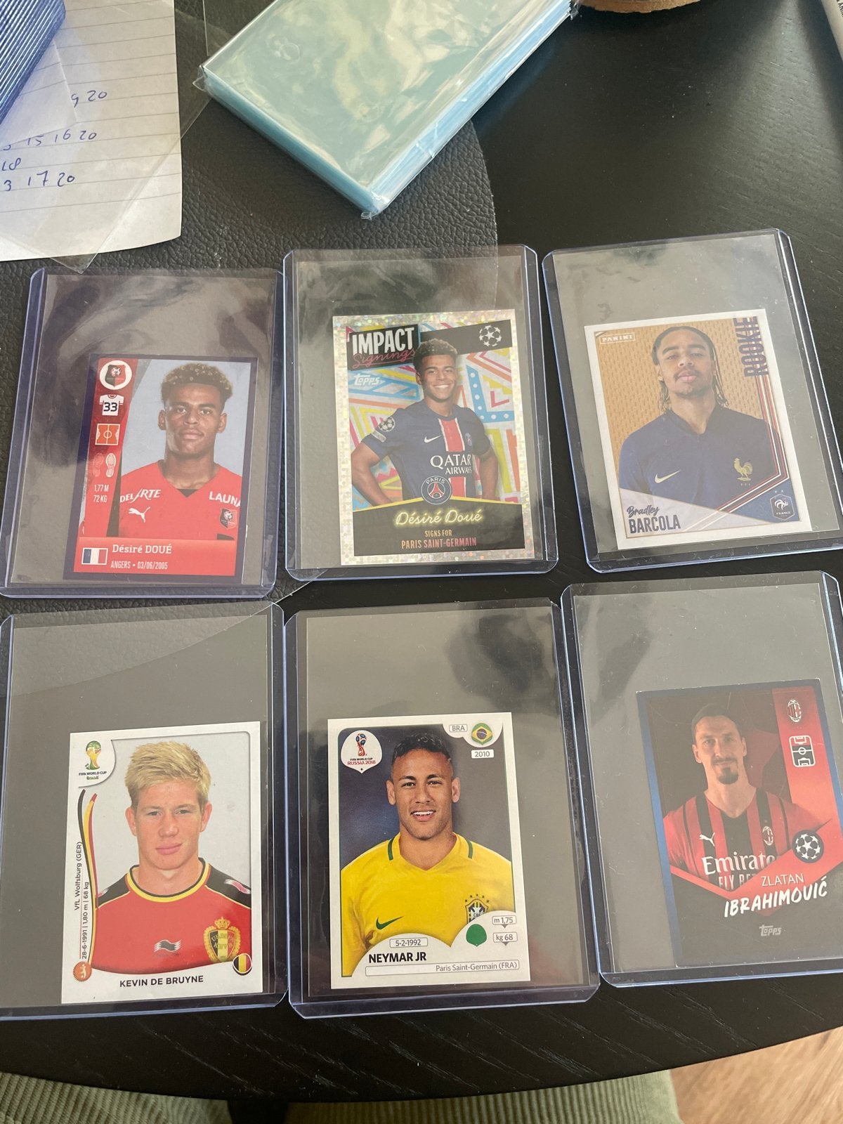 Voetbal Spelerskaarten: De Bruyne, Neymar, Ibrahimović, Doué, Ophalen of Verzenden, Zo goed als nieuw, Buitenlandse clubs, Spelerskaart