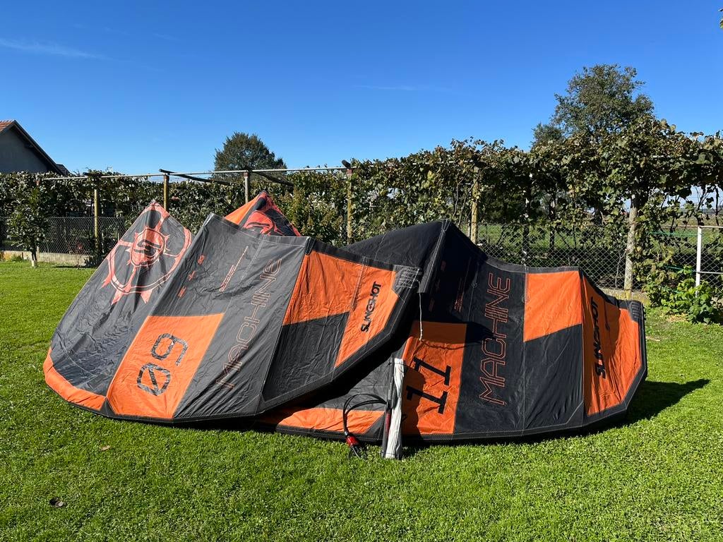Slingshot Machine V1 2022 9m, 11m + Bar, Watersport en Boten, Kitesurfen, Geen board, Zo goed als nieuw, Kite, 11 m²