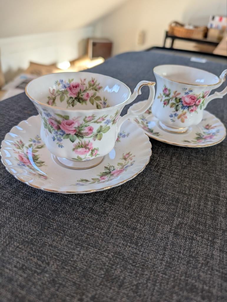Dames en Heren kop en schotel van Royal Albert (Moss Rose), Antiek en Kunst, Ophalen