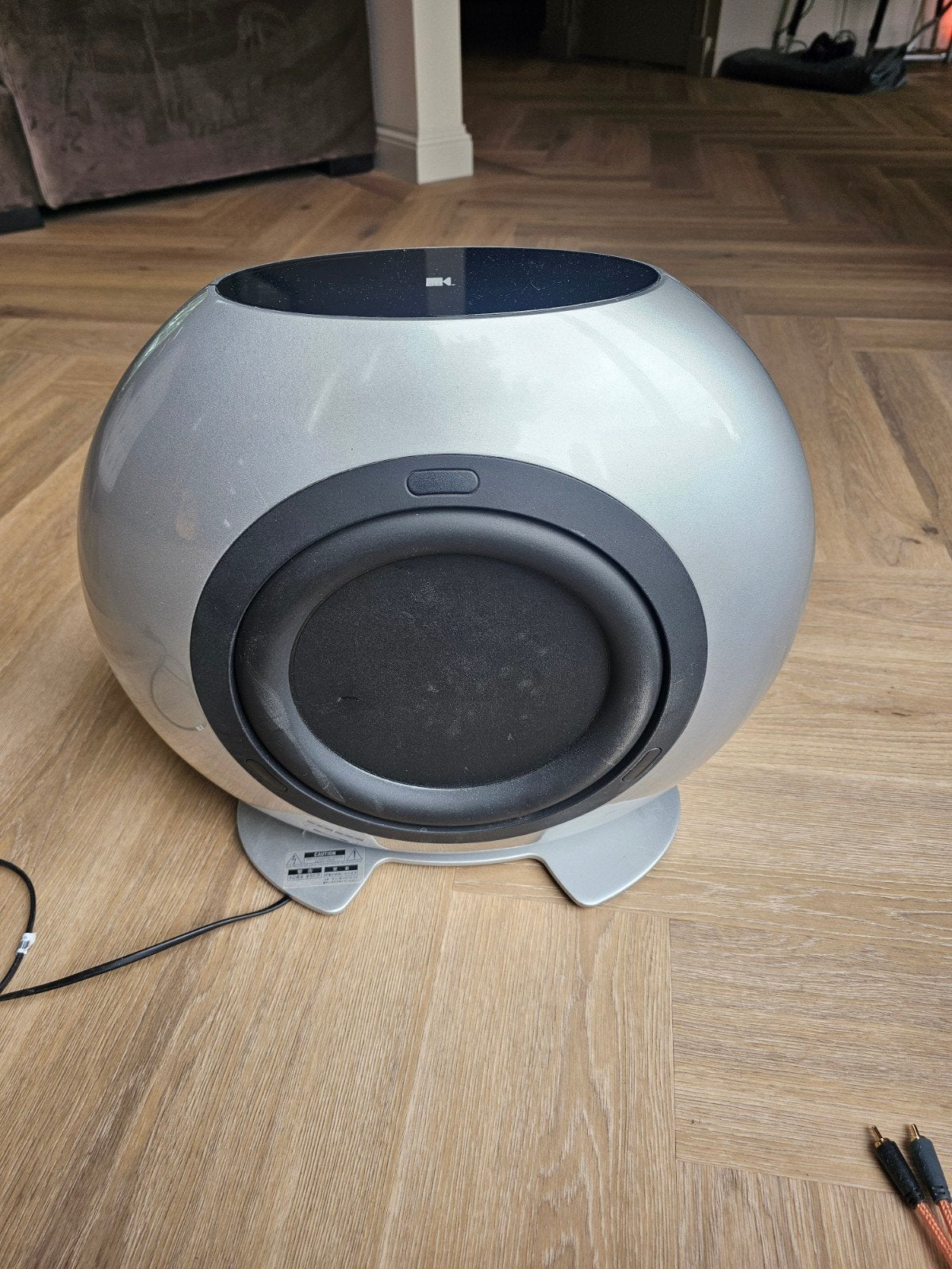 KEF Subwoofer met vervormd geluid - voor onderdelen/handige, Ophalen