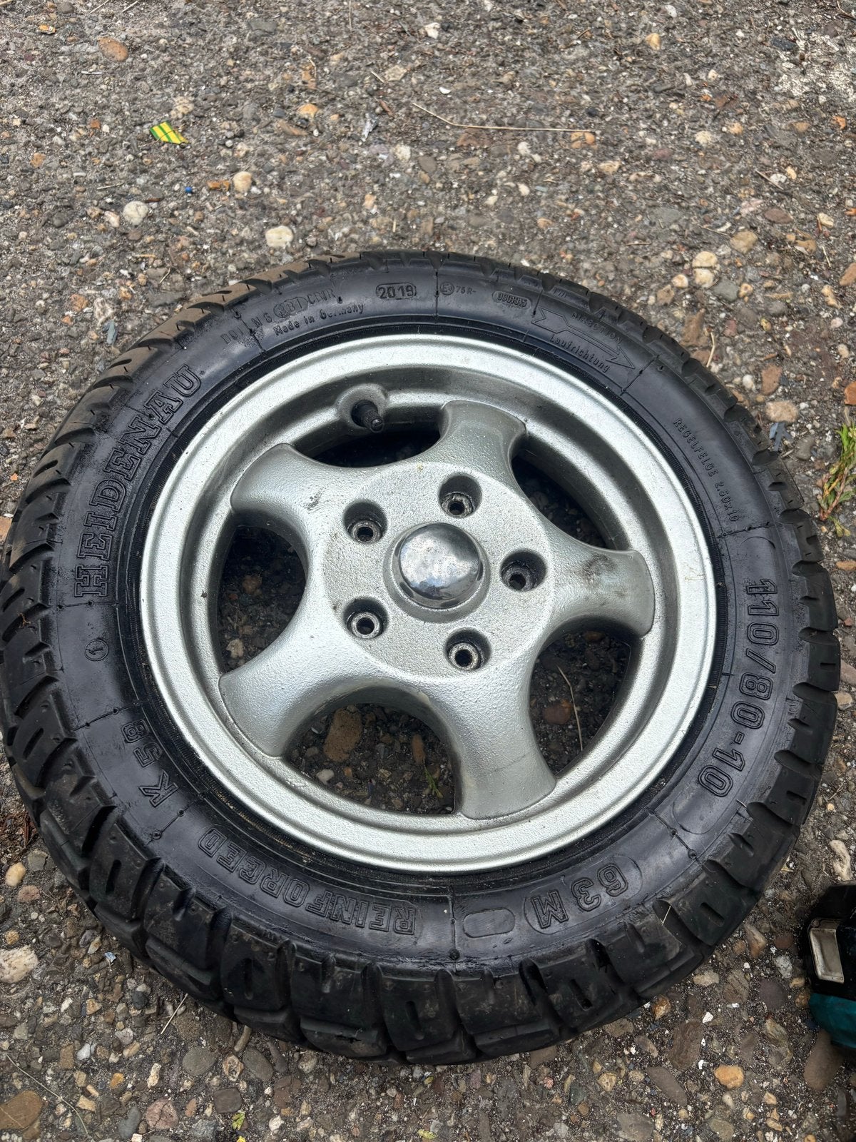 Hexagon velg met nieuwe voorband (Heidenau 110/80-10), Ophalen, Nieuw