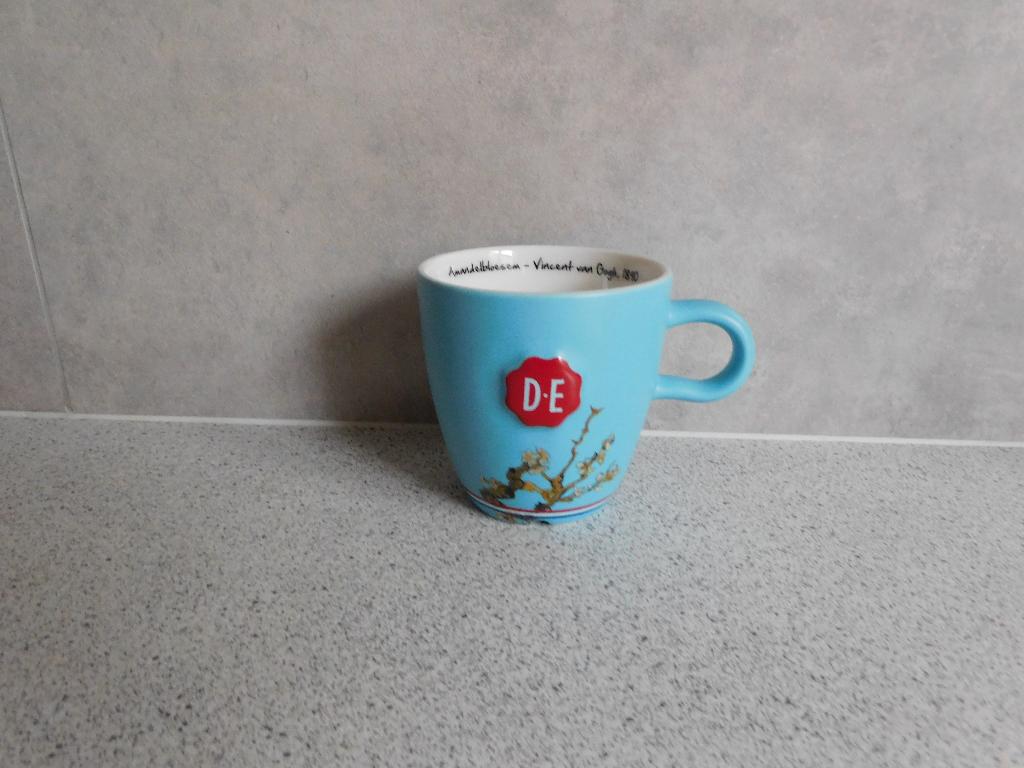 Mok 9x8 cm. Amandelbloesem v. Gogh Zegel Douwe Egberts, Huis en Inrichting, Keuken | Servies, Ophalen of Verzenden, Zo goed als nieuw