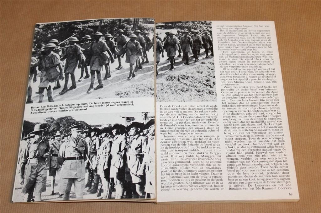 De Val van Singapore — Fotoboek — Japanse Invasie 1942, Ophalen of Verzenden, Tweede Wereldoorlog, Gelezen, Overige onderwerpen