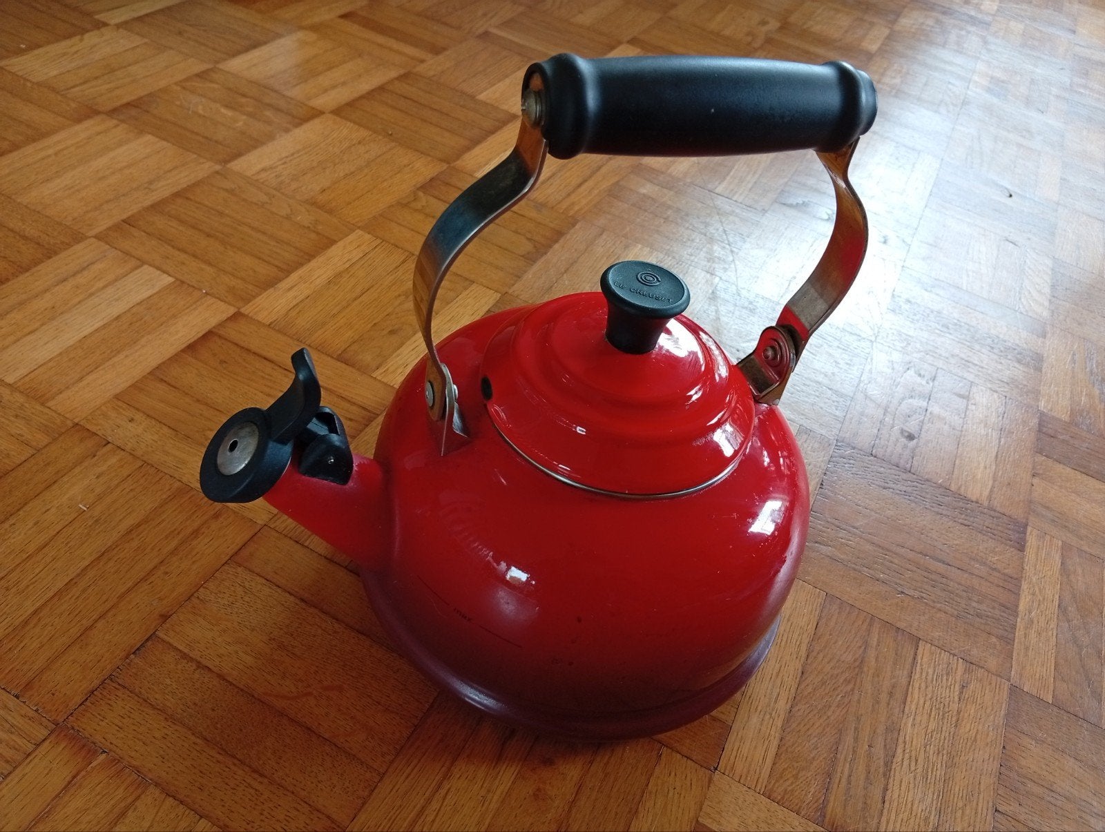 Le Creuset fluitketel rood 1.6L, Witgoed en Apparatuur, 1 tot 2 liter, Ophalen of Verzenden, Gebruikt