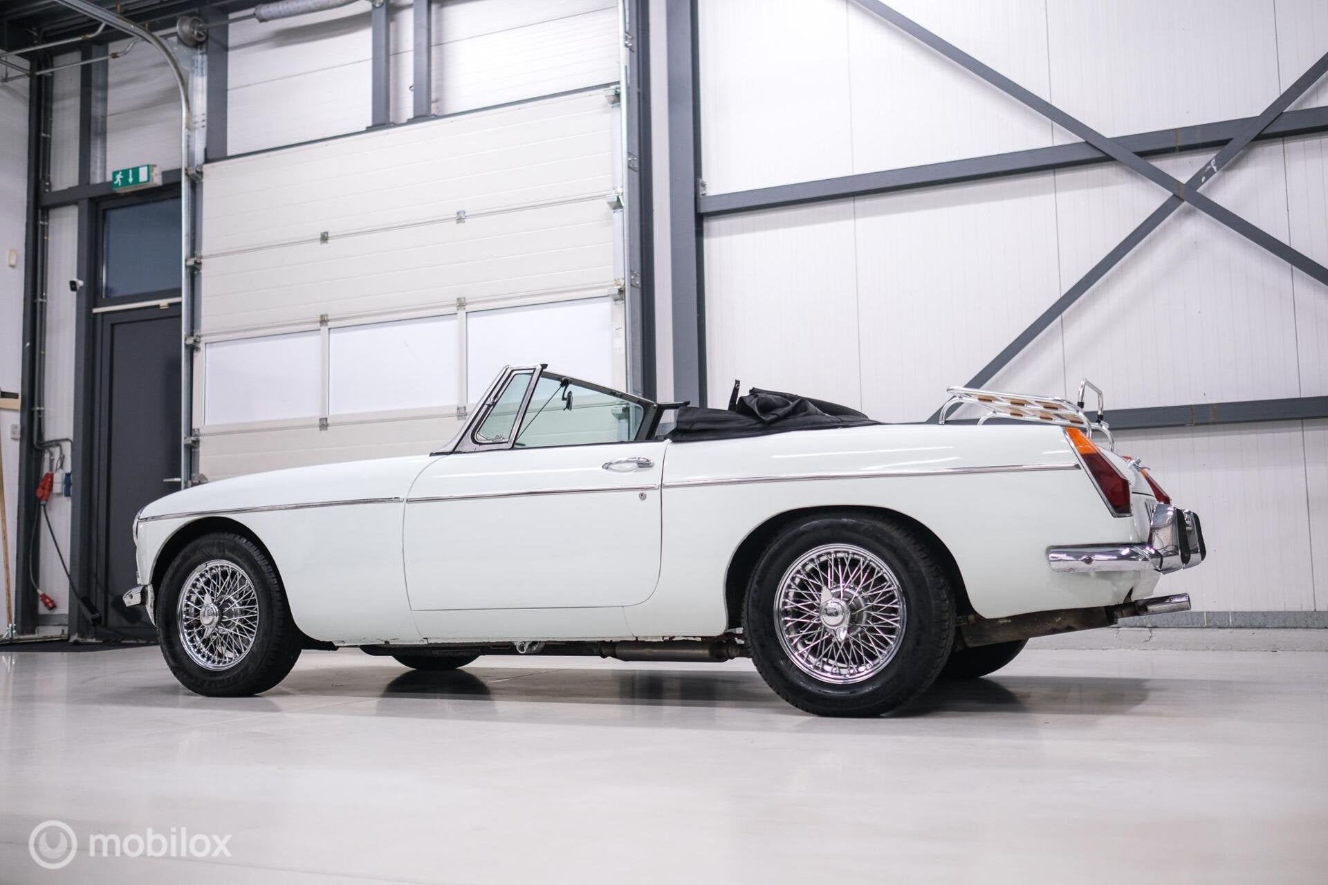 MG B 1.8 Roadster Overdrive 1973 | spaakwielen | stalen bump, Auto's, MG, B, Achterwielaandrijving, Gebruikt, Zwart